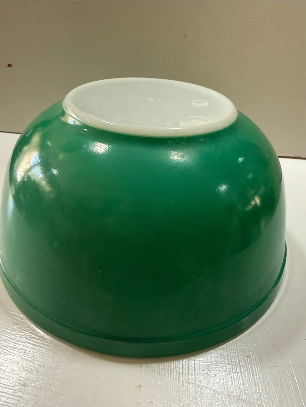 PYREX Green Exterior with White Interior Mixing Bowl 2 1/2 Quarts 32 Vintage